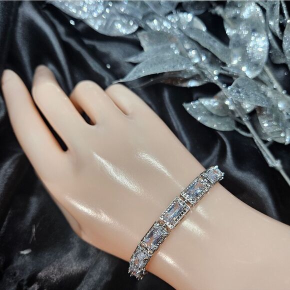 White Rectangular 5 mm Princess Cut Topaz Tennis Bracelet on 925 Silver - Picture 4 of 13